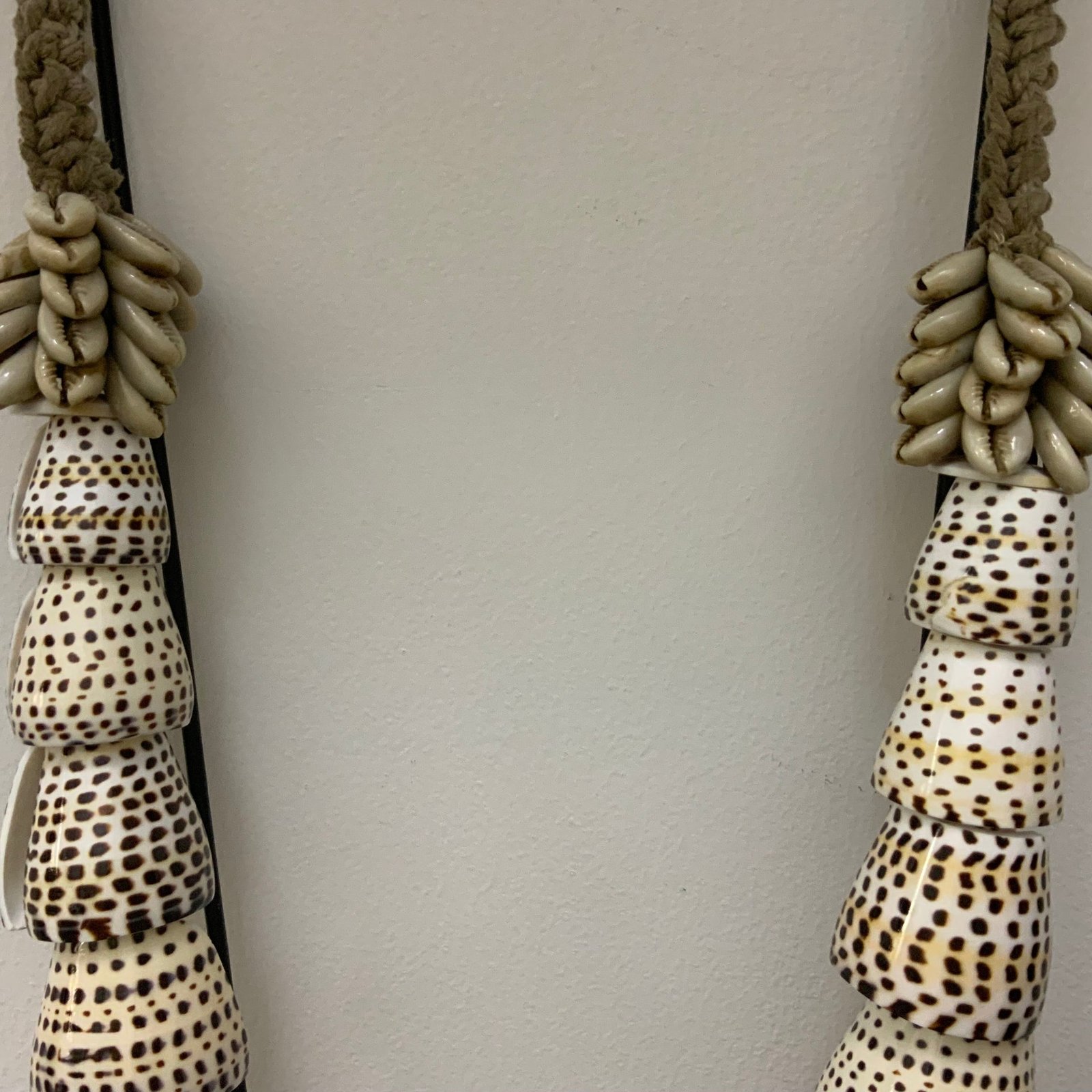 Large 60cm coastal decor shell sculpture on stand, tribal shell lei home accessory for mantel or sideboard styling, Oceanique Textiles collection.